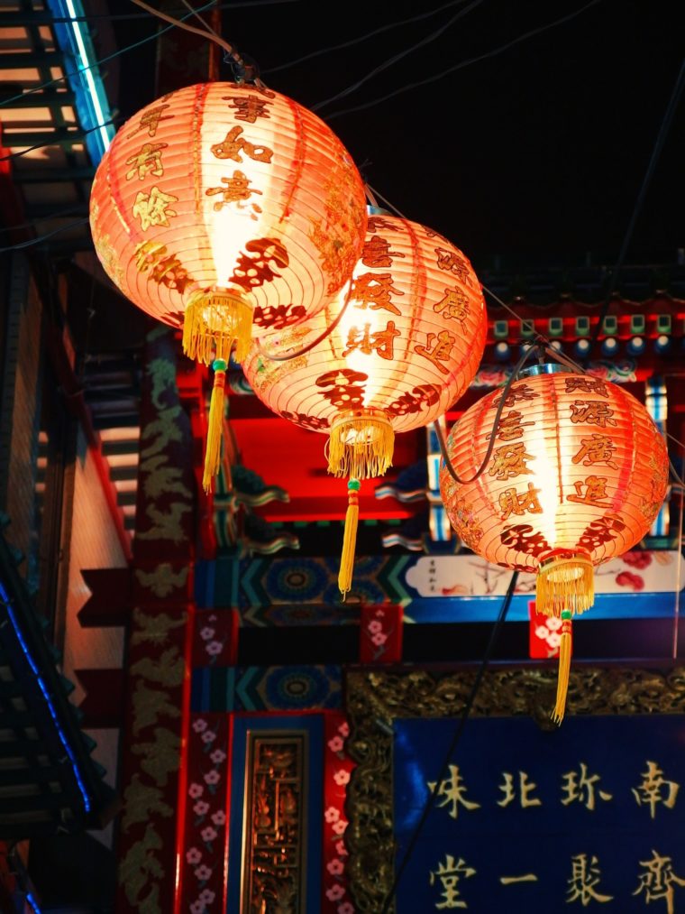 Chinese style lamps in an oriental setting