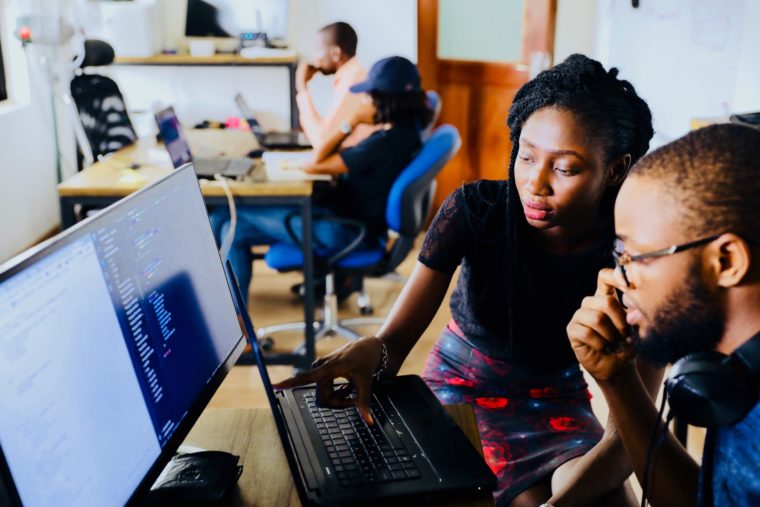 A female worker explaining to a male colleague